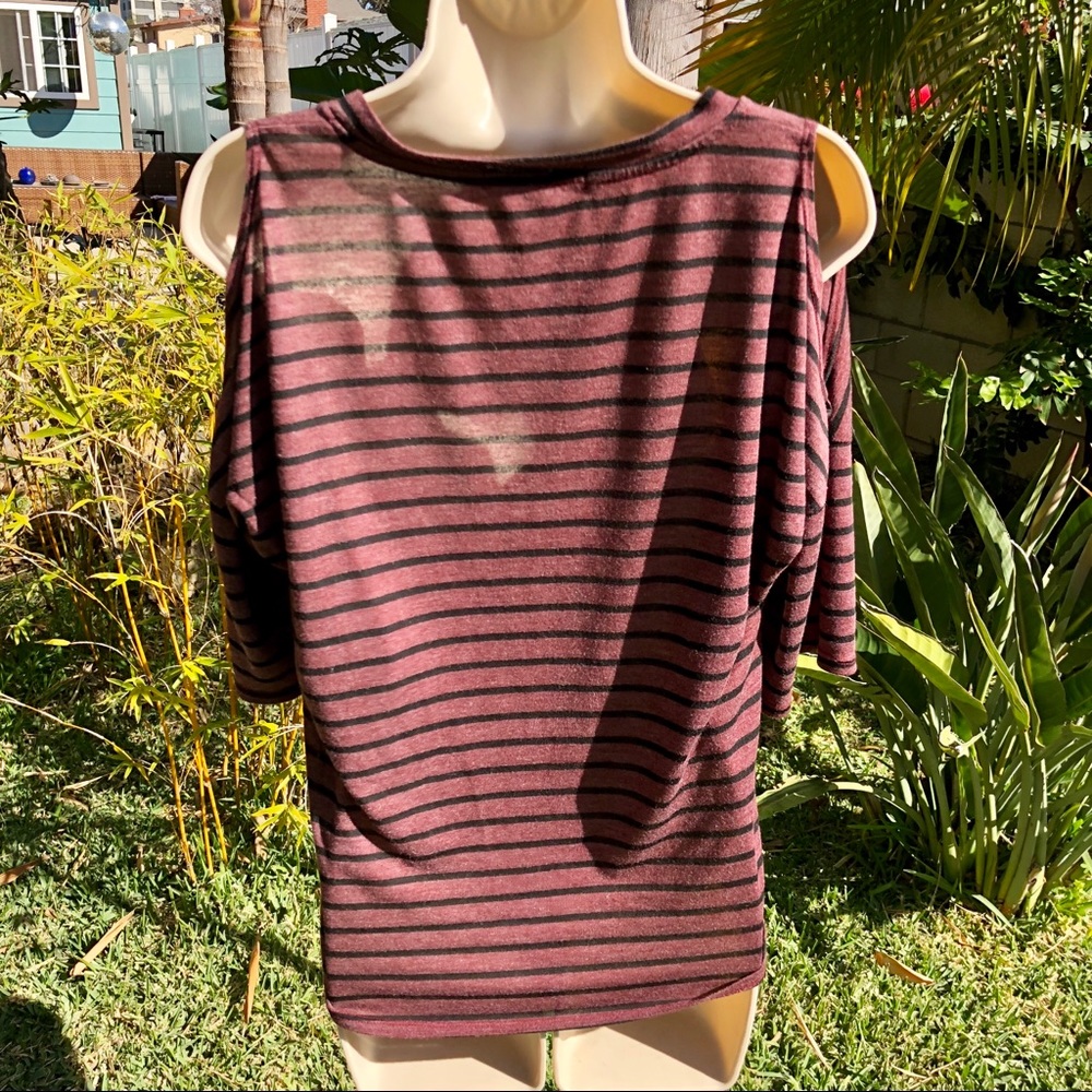 Small Cold Shoulder π€ 3/4 Sleeved - Picture 4 of 7